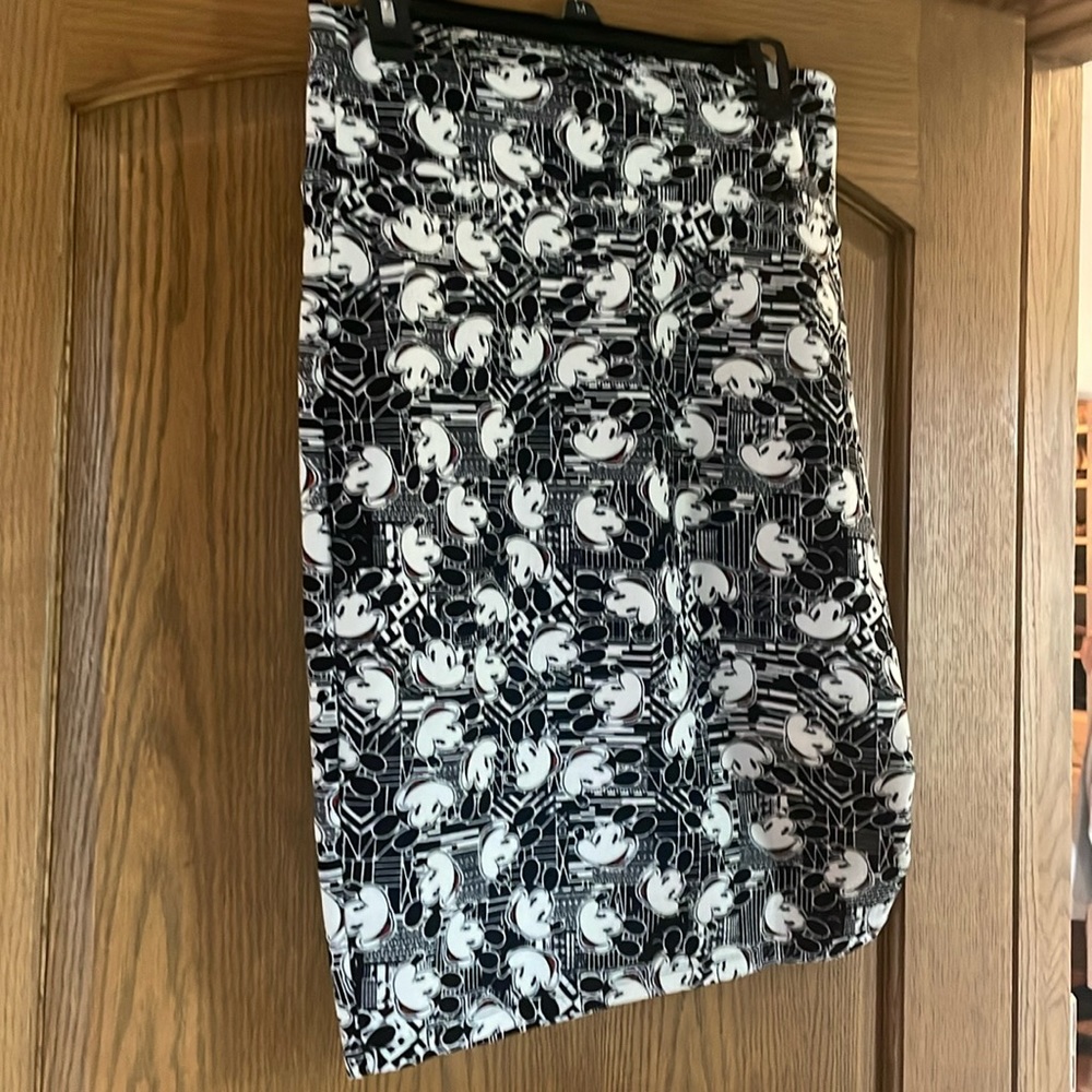 Gently used LulaRoe Disney pencil skirt; sz M